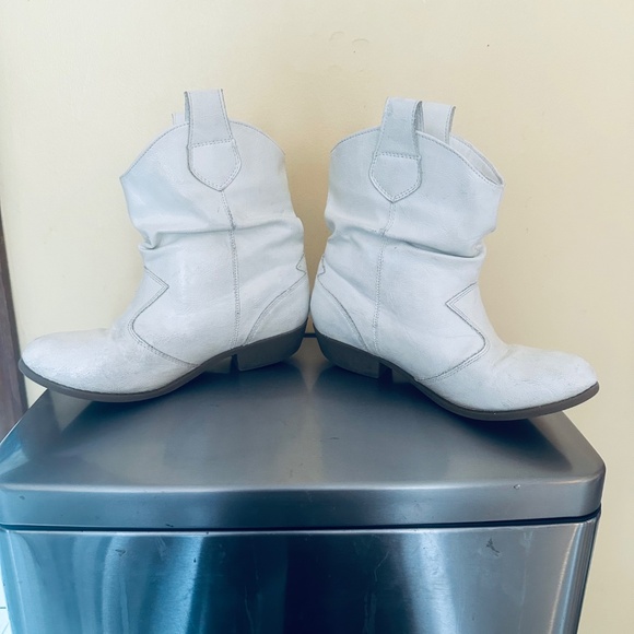 Charles Albert Girl's Modern Western Cowboy Distressed Boot with Pull-Up Tabs (L - Picture 2 of 7